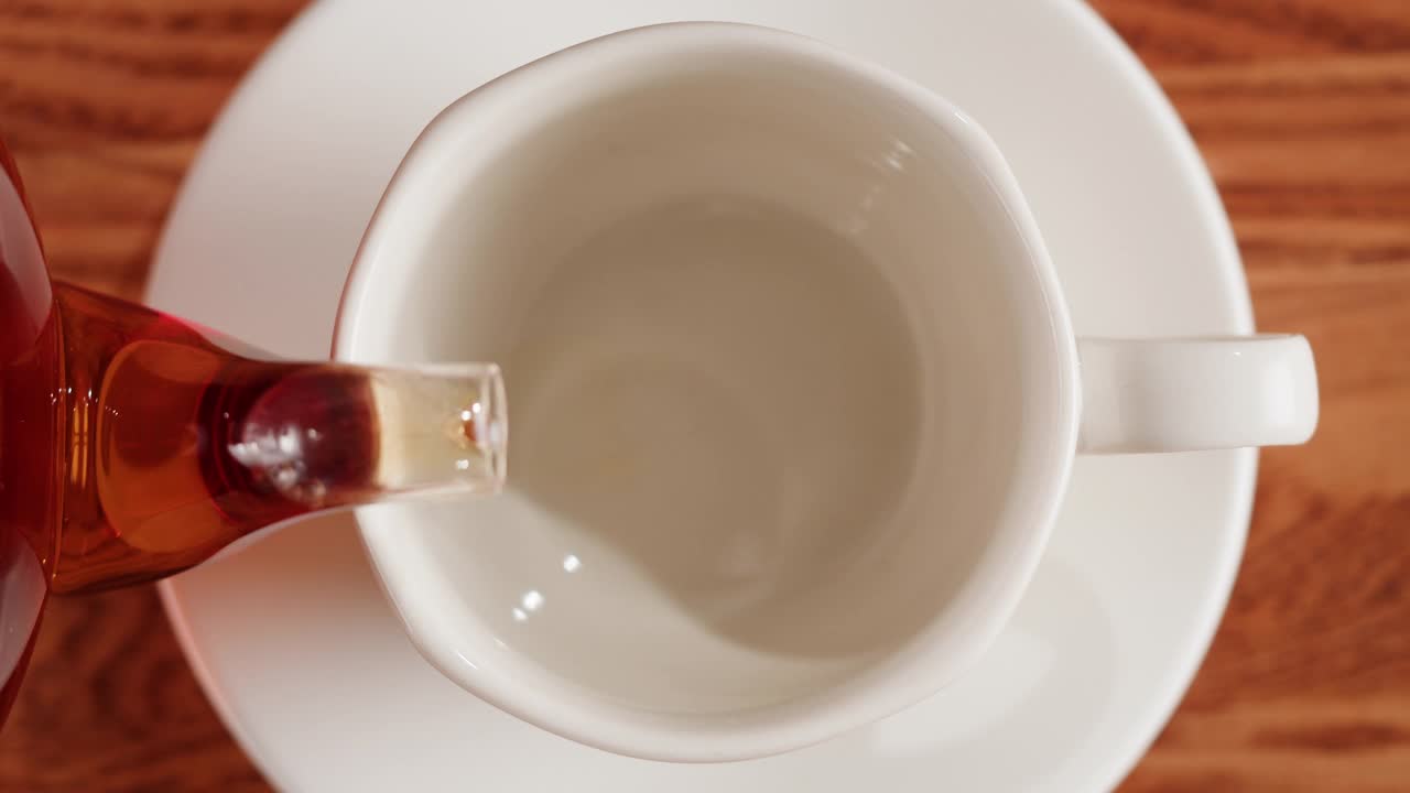 将红茶倒入杯中。现泡绿茶仪式流程，健康早晨，排毒饮品。
