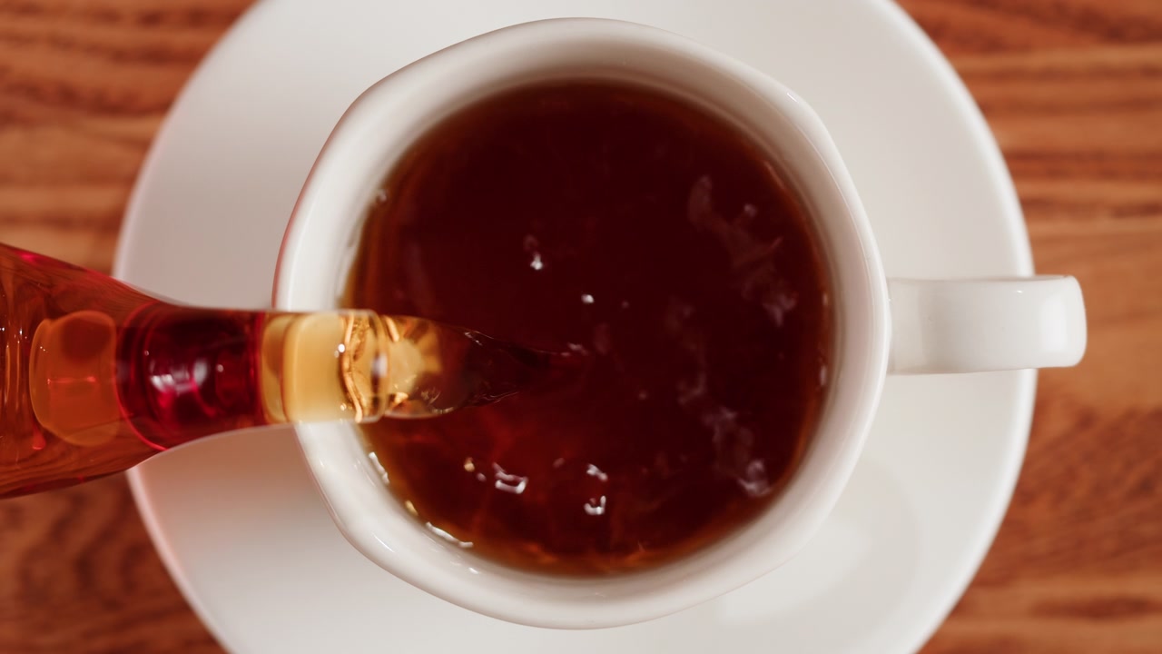 详情图-将红茶倒入杯中。现泡绿茶仪式流程，健康早晨，排毒饮品。