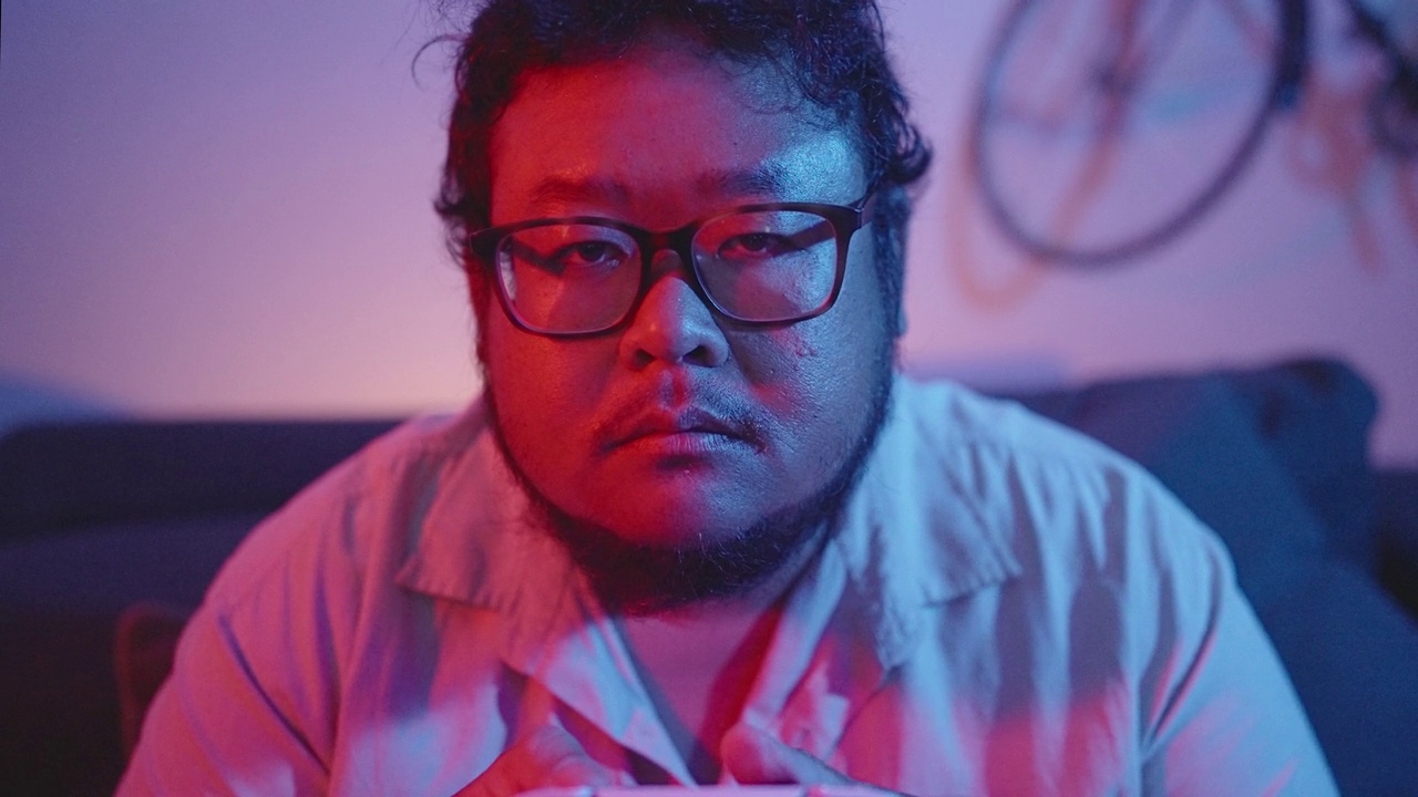 详情图-一个单身无聊困倦的亚洲男人熬夜打游戏