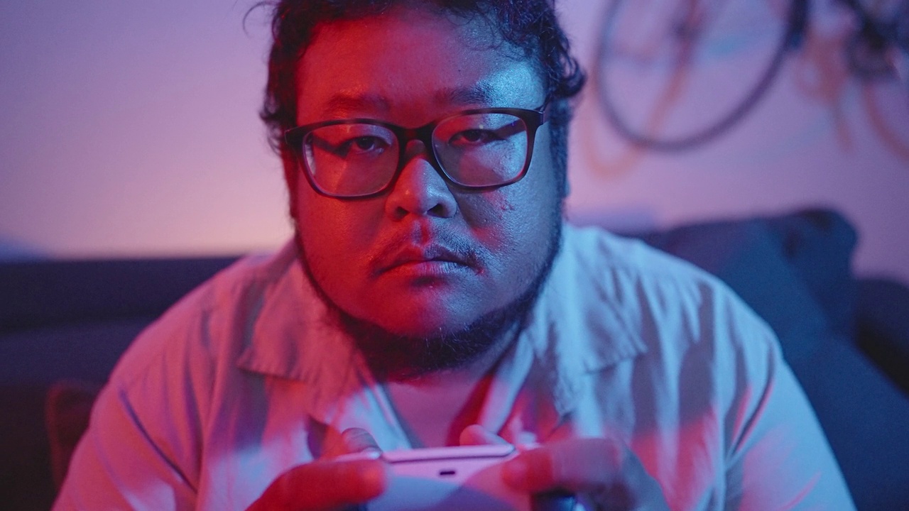 详情图-一个单身无聊困倦的亚洲男人熬夜打游戏