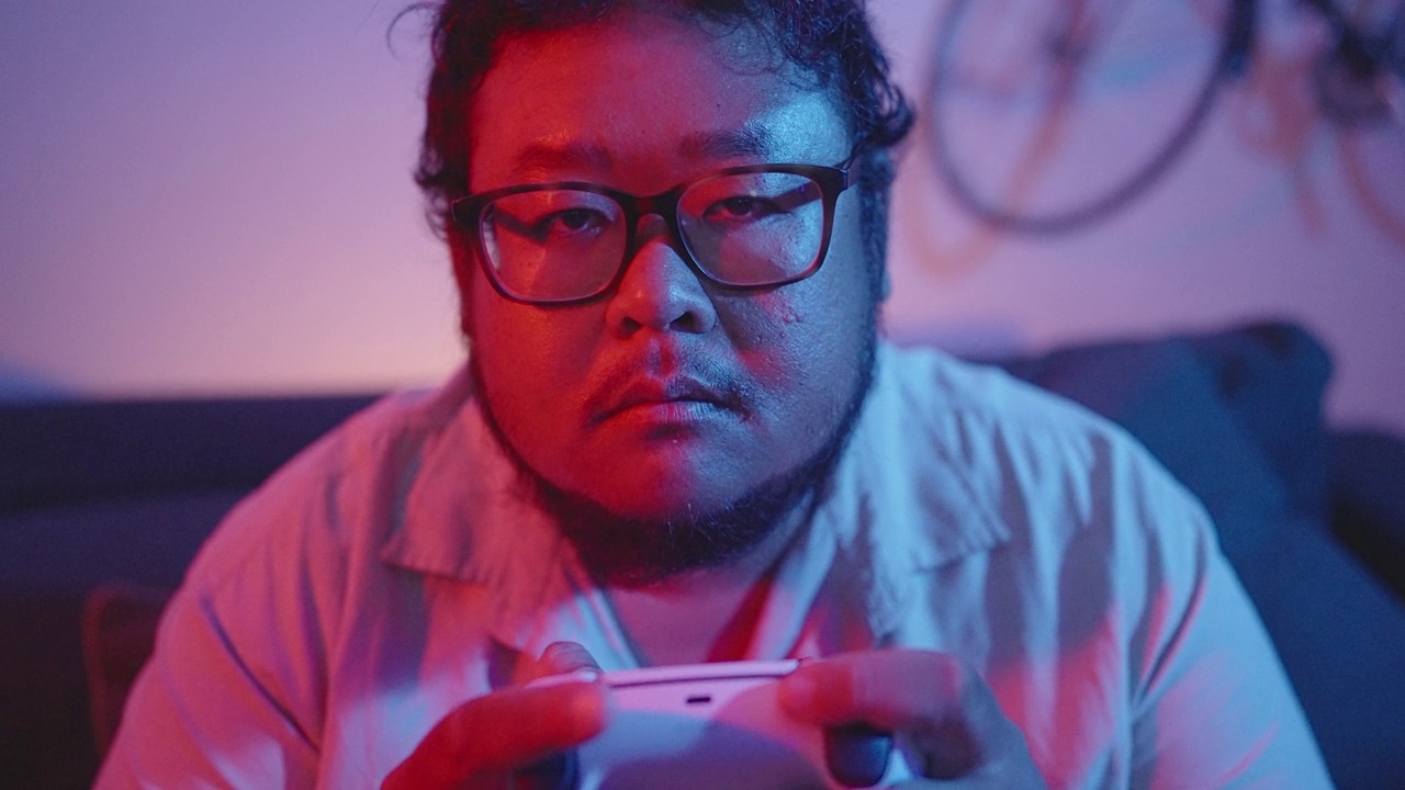 详情图-一个单身无聊困倦的亚洲男人熬夜打游戏