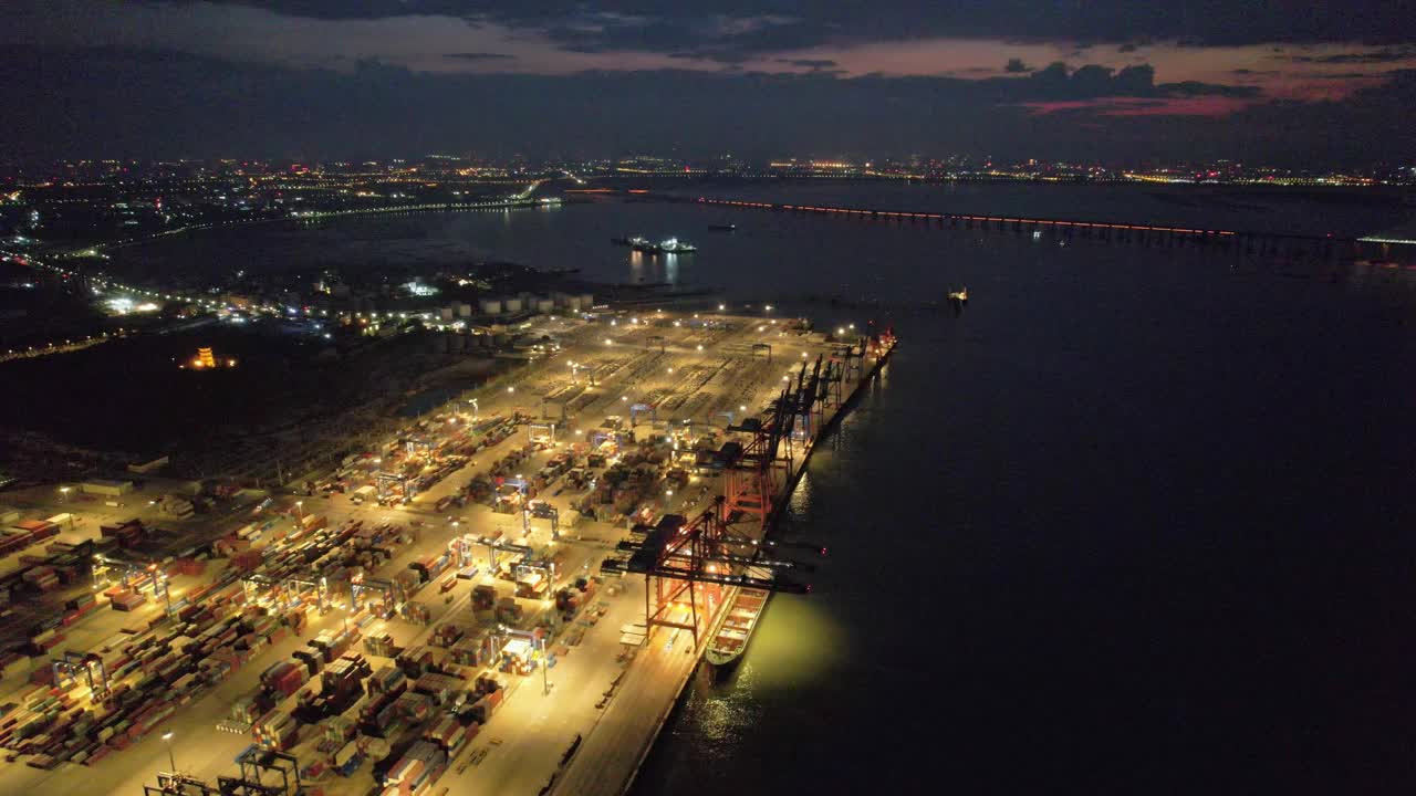 港口商业码头夜间鸟瞰图