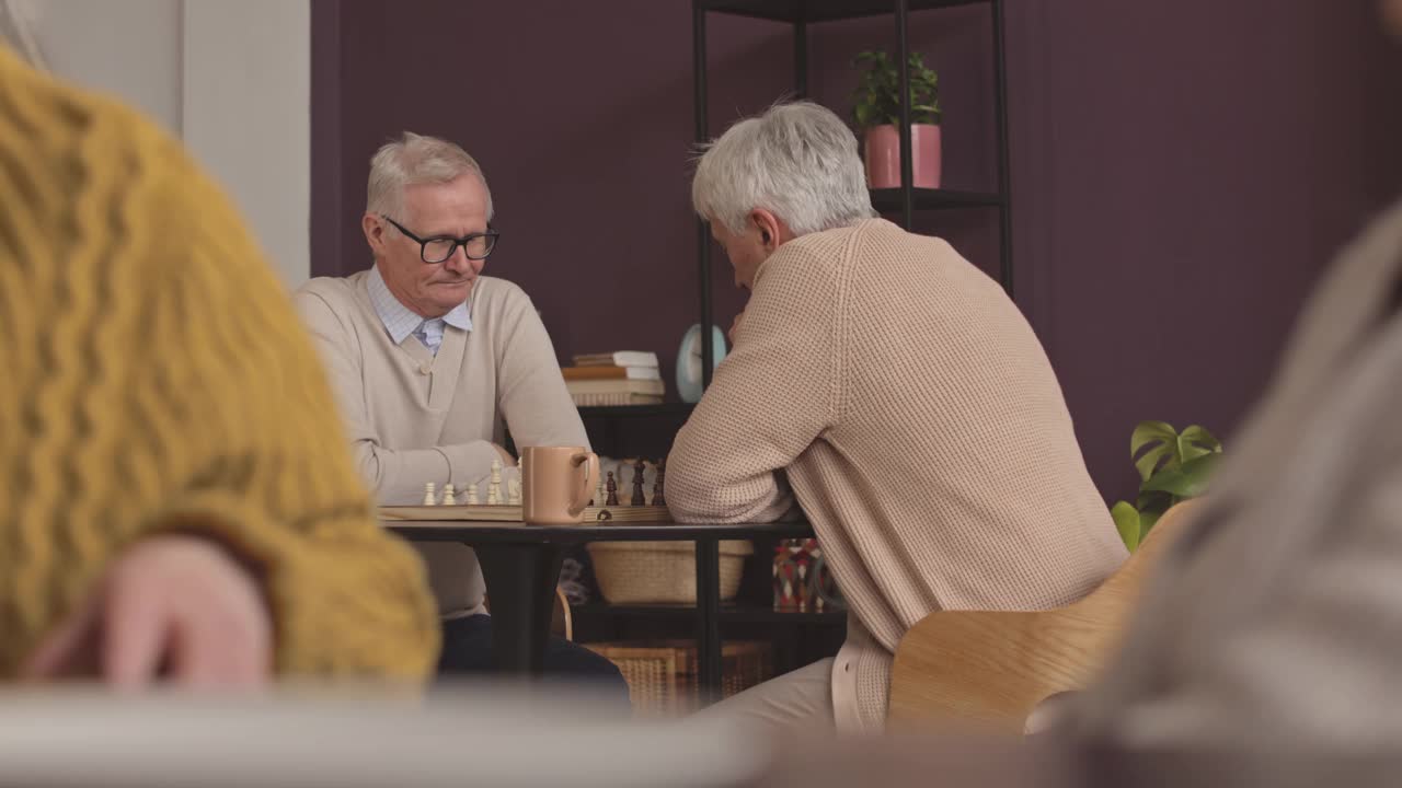 老人在养老院下象棋