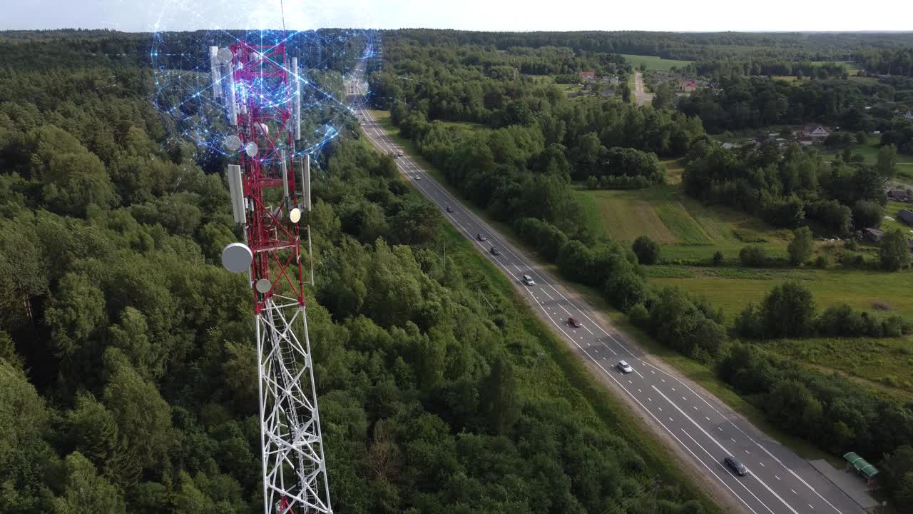 航拍画面:5g基站的无线电信号被传输到高速公路上行驶的汽车。可视化的无线互联网信号传输系统的汽车，而驾驶。