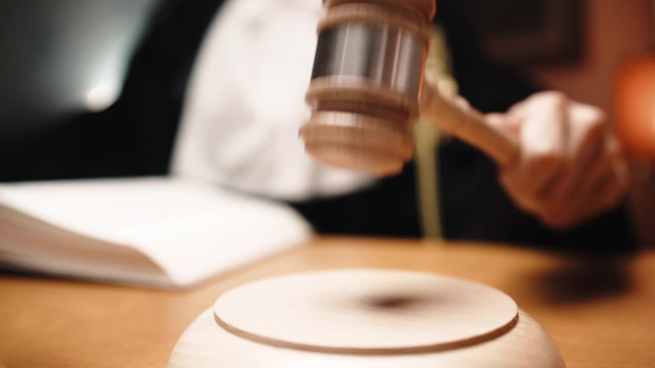 法官用木石宣判