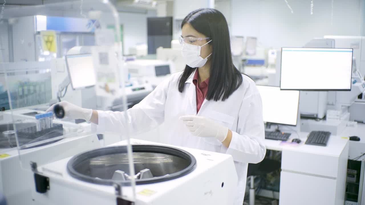 医疗技术人员，在血液化验室使用旋转器。