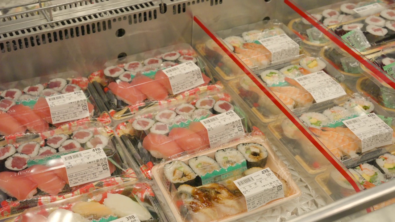 寿司在食品杂货店的冷藏区