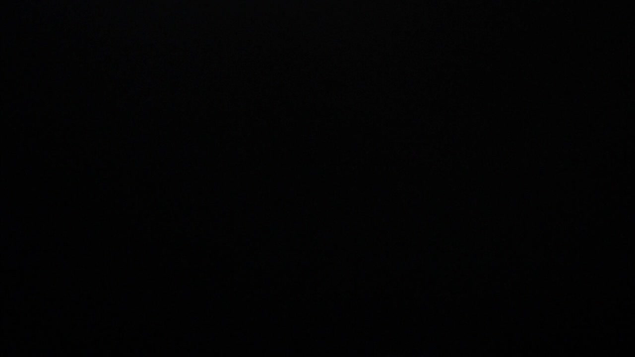 黑色背景上白色蓬松的羽毛