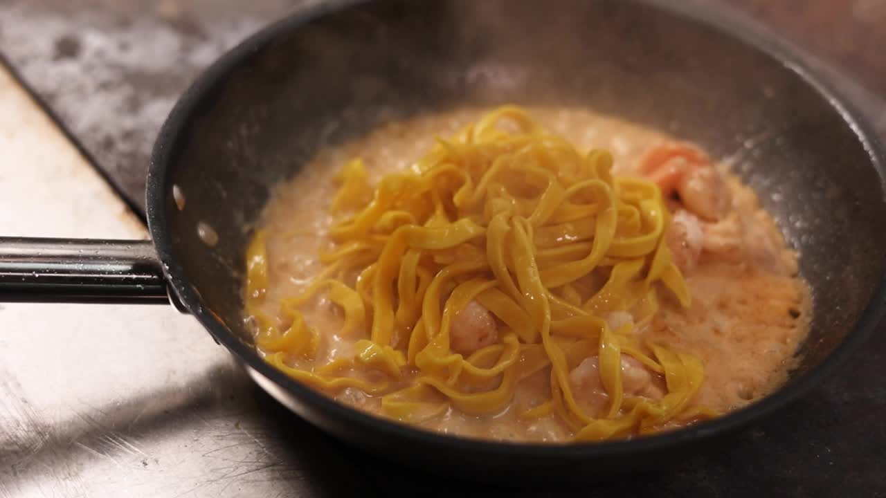 厨师准备海鲜面食