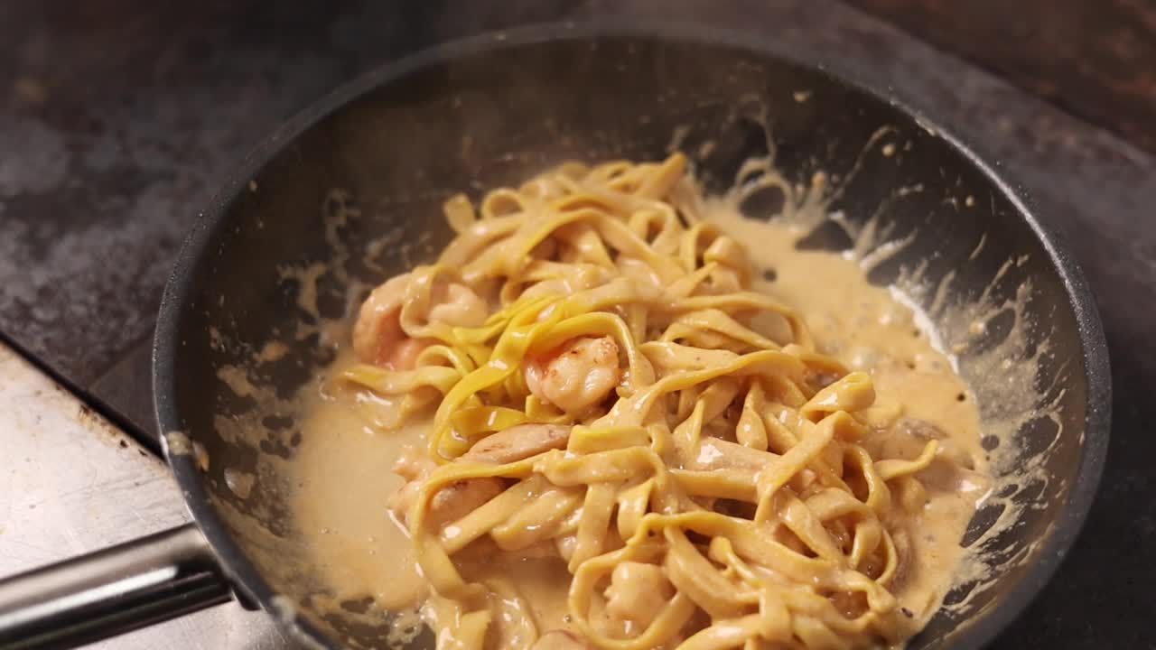 厨师准备海鲜面食