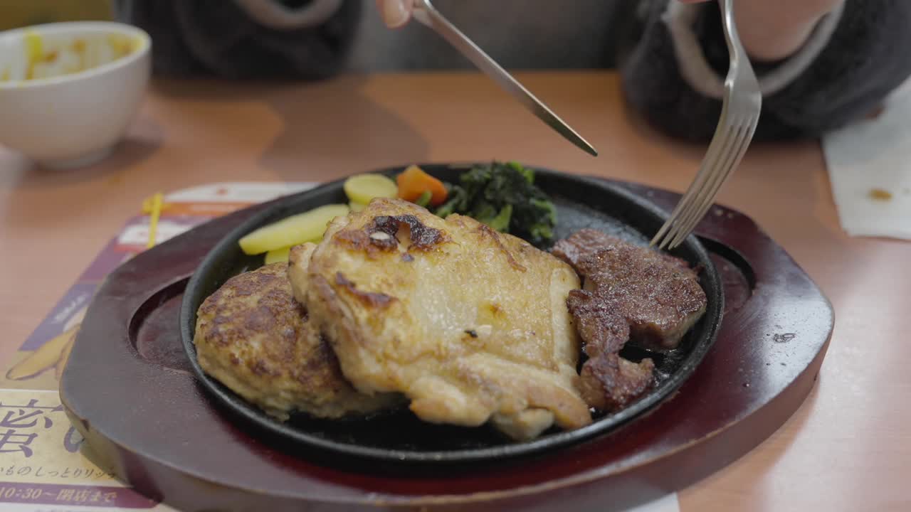 叉子从盘子里夹起牛排