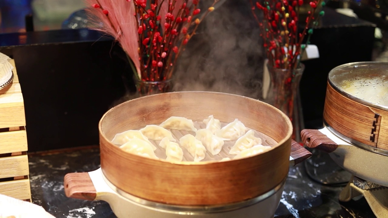 在蒸笼中打开面皮