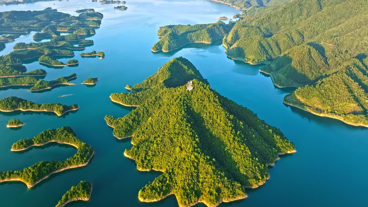 中国浙江省杭州市千岛湖自然风光的航拍照片。