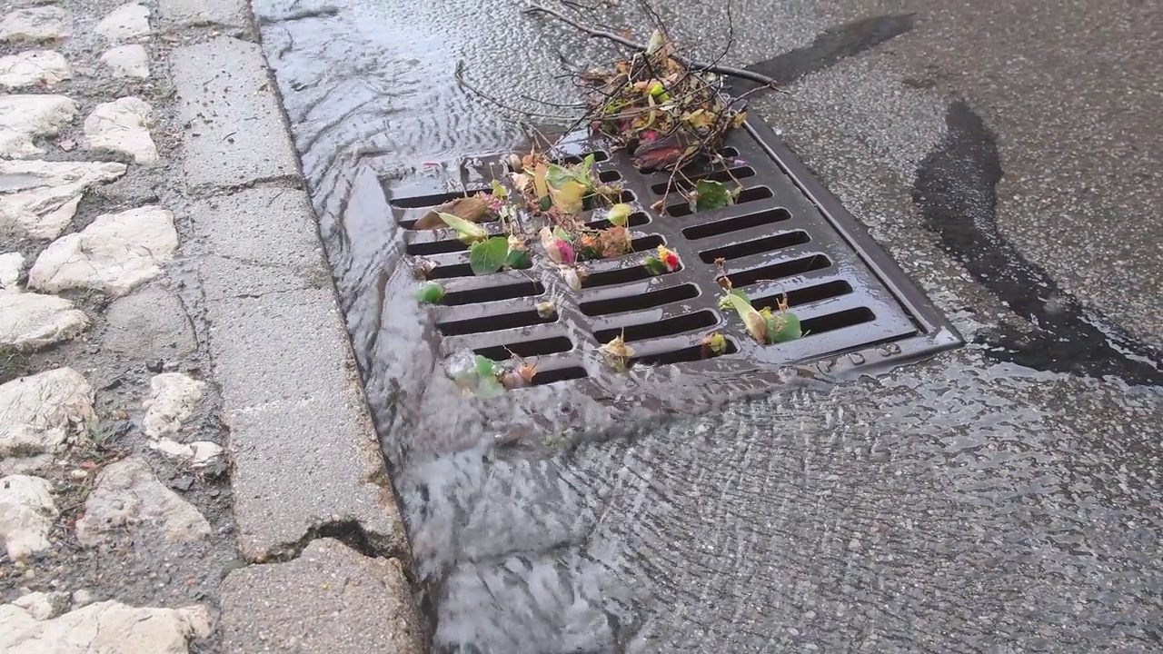 雨水流入下水道系统。大雨过后，水流入下水道系统。