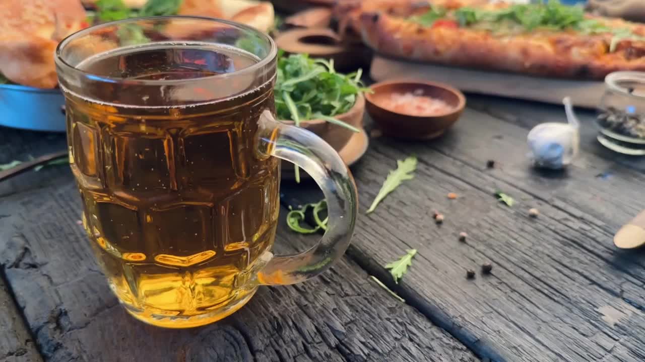 餐桌上有几杯啤酒