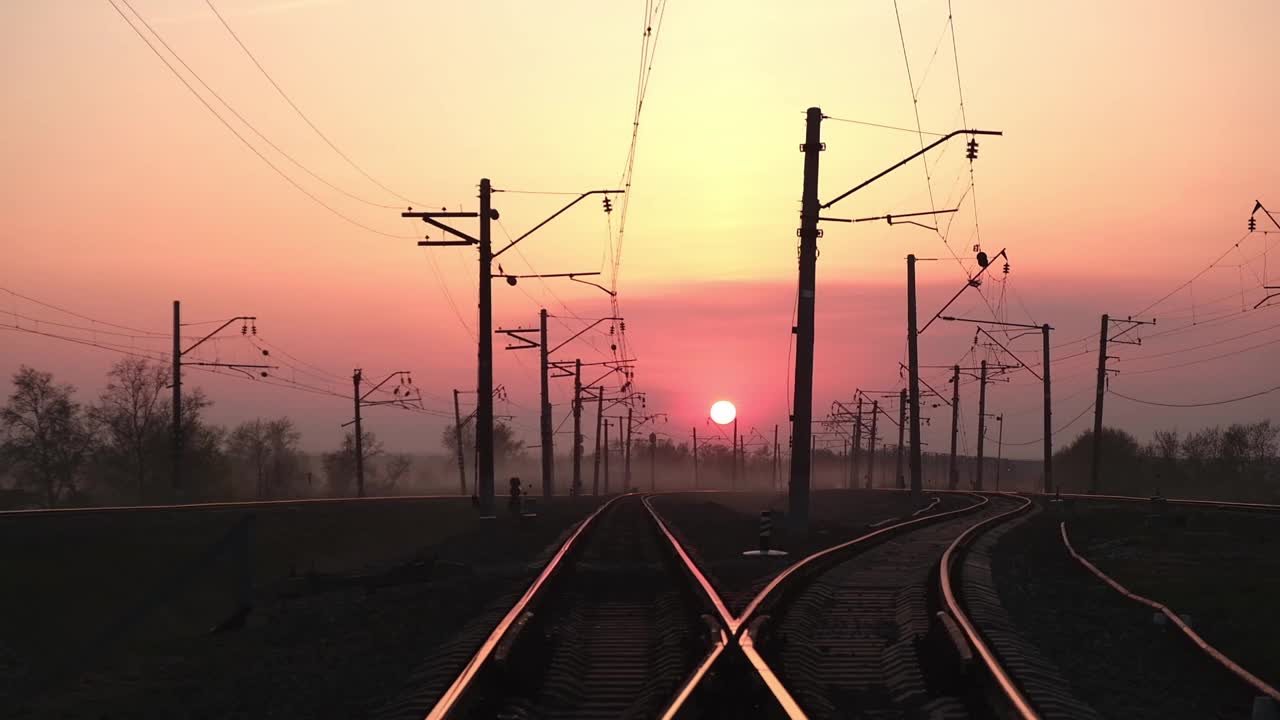 日落时的铁轨交汇处。旅游的概念和新的旅游目的地。软的焦点。