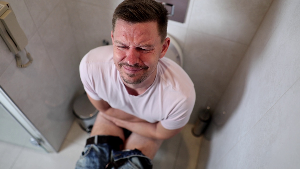 男人在厕所有便秘和腹泻的问题