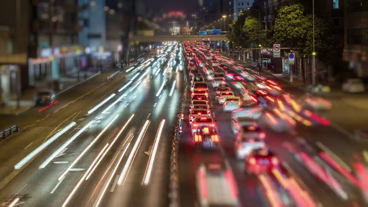 夜间汽车交通高架视图