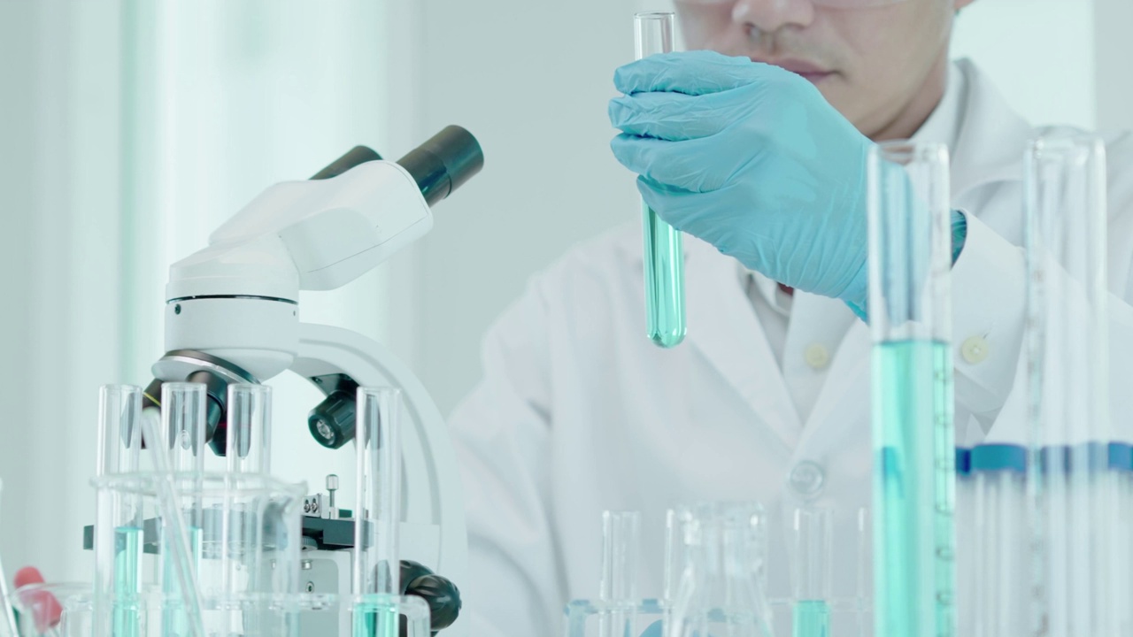 科学家在先进的科学实验室分析生化样品。医学专业人员检查化学和微生物病毒的发育。实验室生物技术研究。化妆品