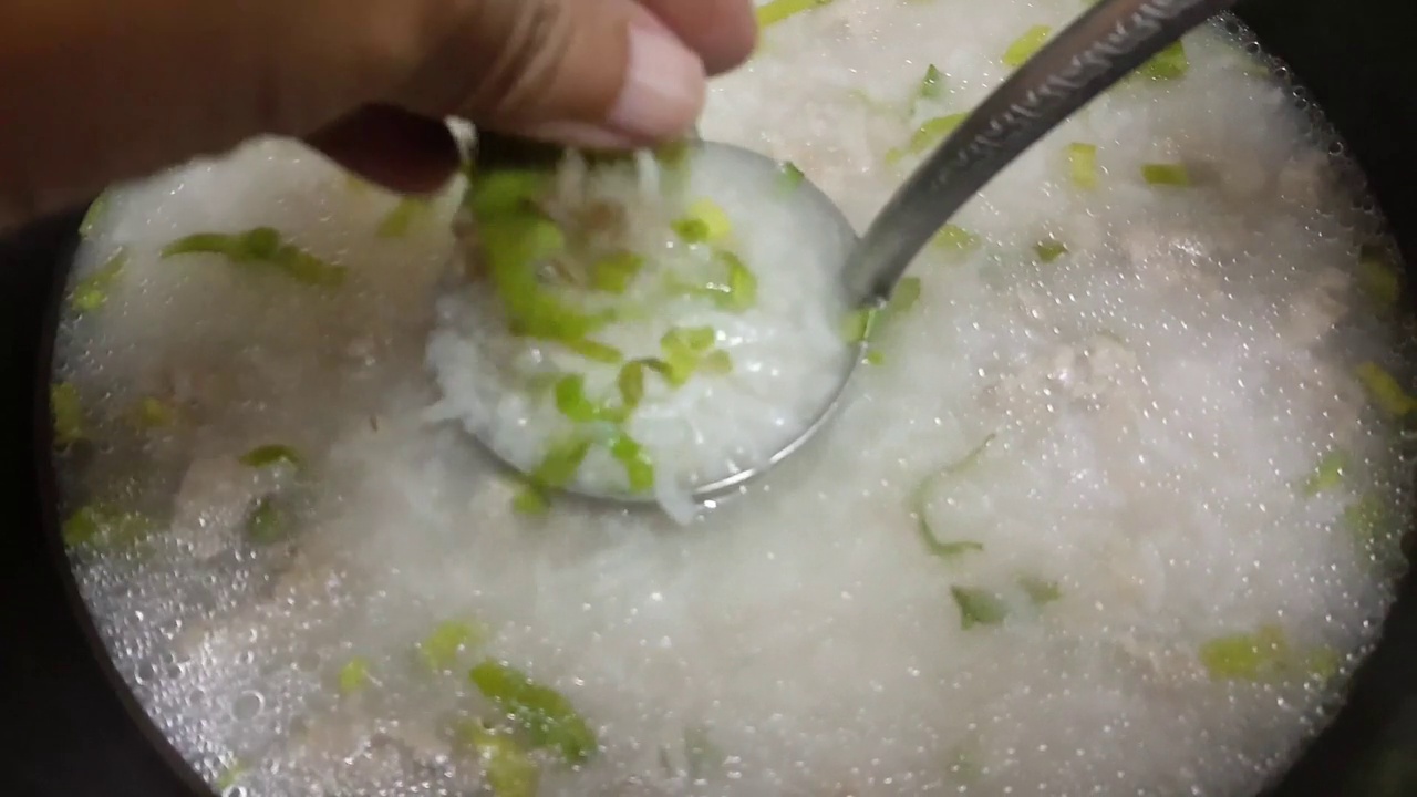 煮软煮米或米粥的镜头