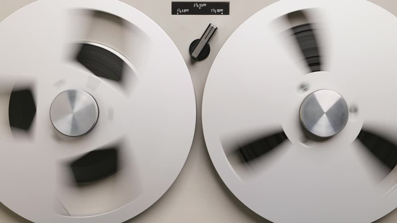 Reel To Reel磁带录音机播放。旋转复古音乐播放器接近。复古的磁带。旋转盘。聚会，派对前视图。流行迪斯科趋势60年代70年代80年代90年代