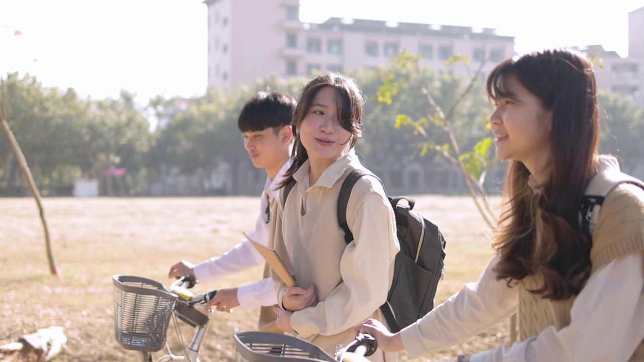 详情图-十几岁的学生一起走在学校里