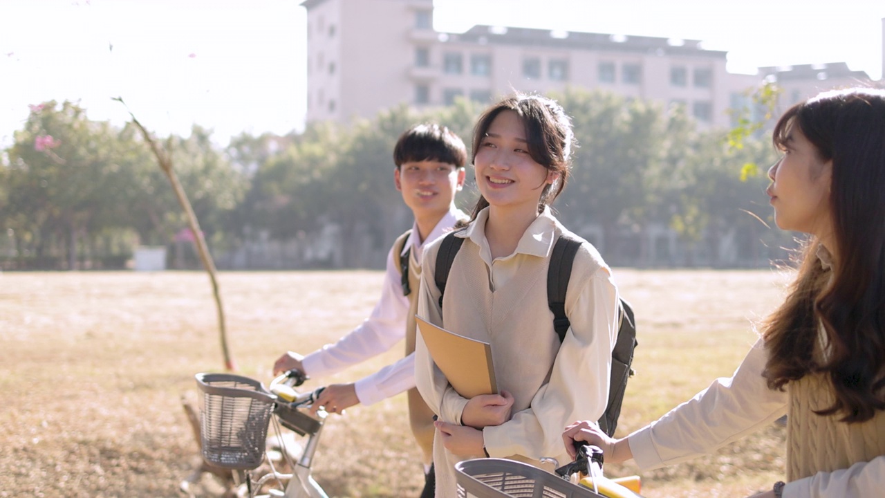 详情图-十几岁的学生一起走在学校里