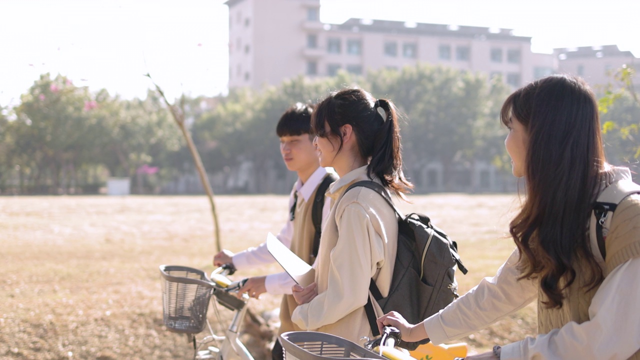 详情图-十几岁的学生一起走在学校里
