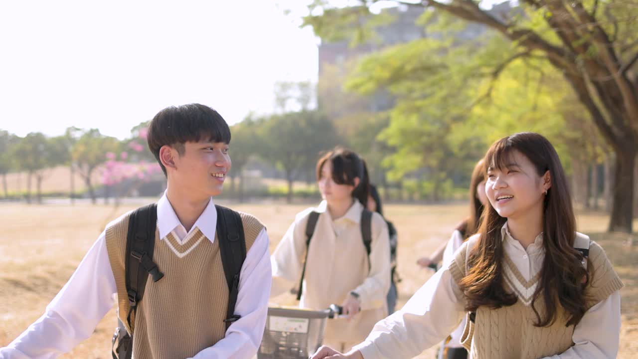 十几岁的学生一起走在学校里