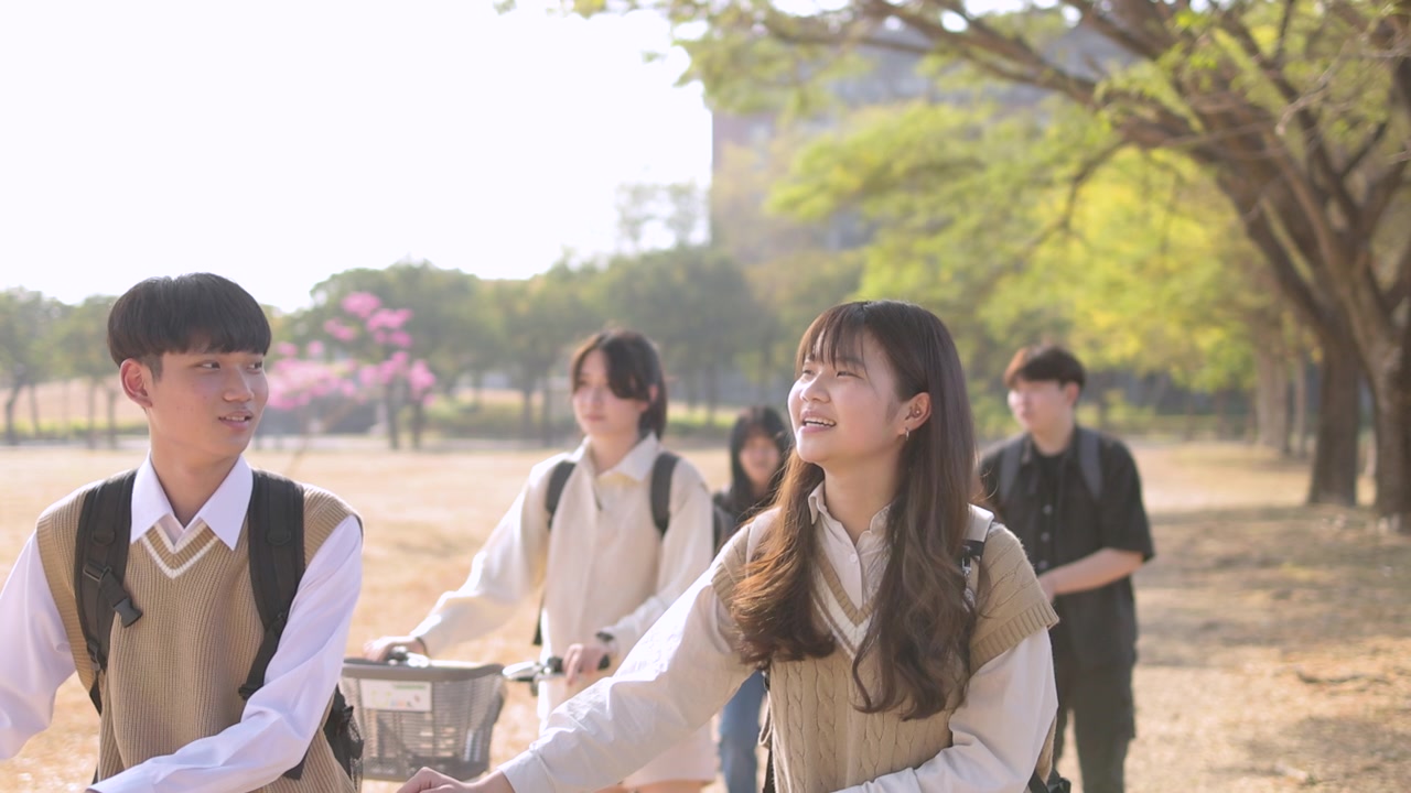 詳情圖-十幾歲的學(xué)生一起走在學(xué)校里