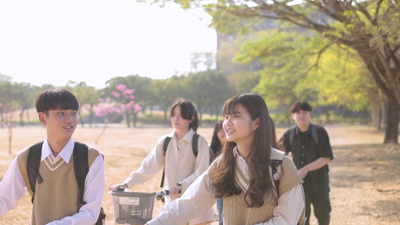 詳情圖-十幾歲的學(xué)生一起走在學(xué)校里