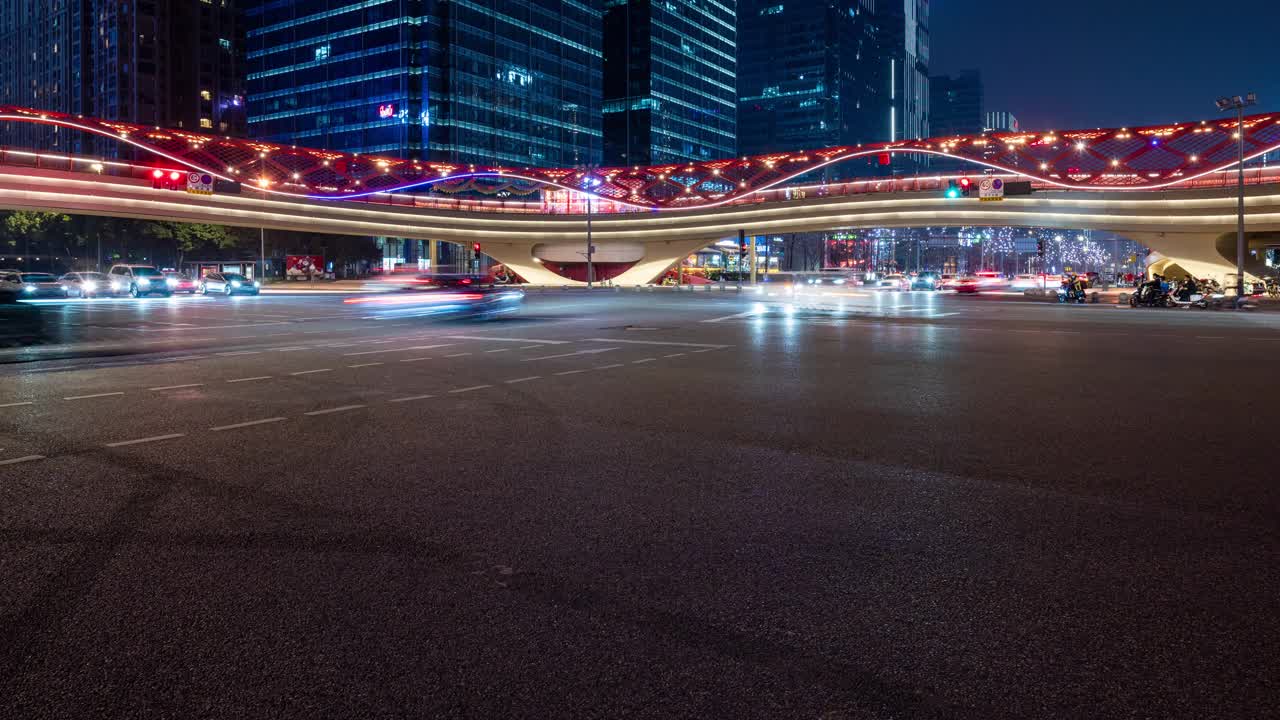 城市里夜间的汽车交通逐渐减少