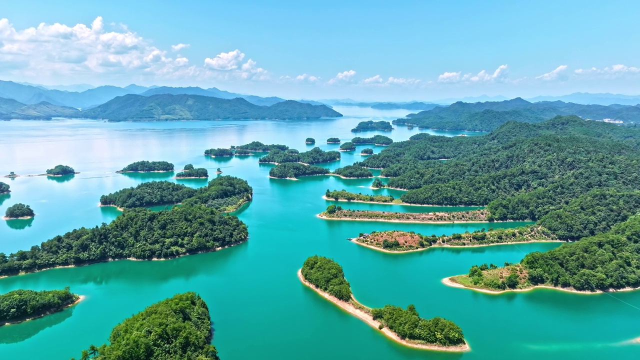 千岛湖自然风光的航拍镜头在淳安，杭州，浙江省，中国。
