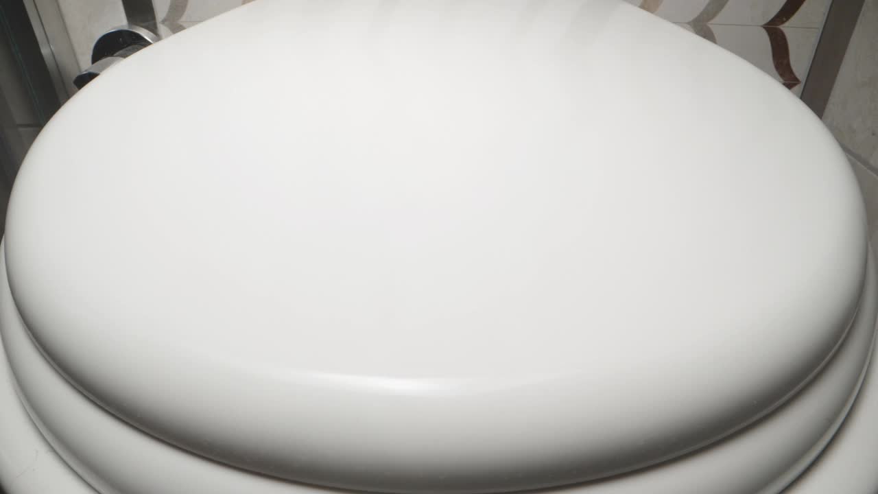 我掀开马桶盖，镜头转了进去。多莉滑块极端特写。