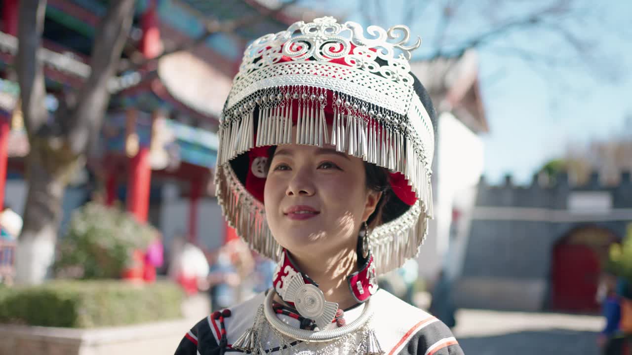 穿着中国少数民族服装的妇女，云南，中国。