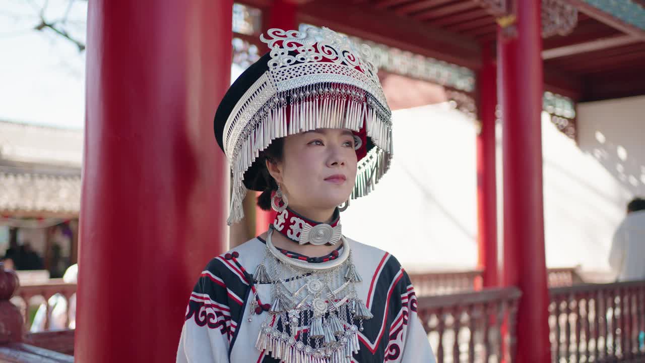 穿着中国少数民族服装的妇女，云南，中国。