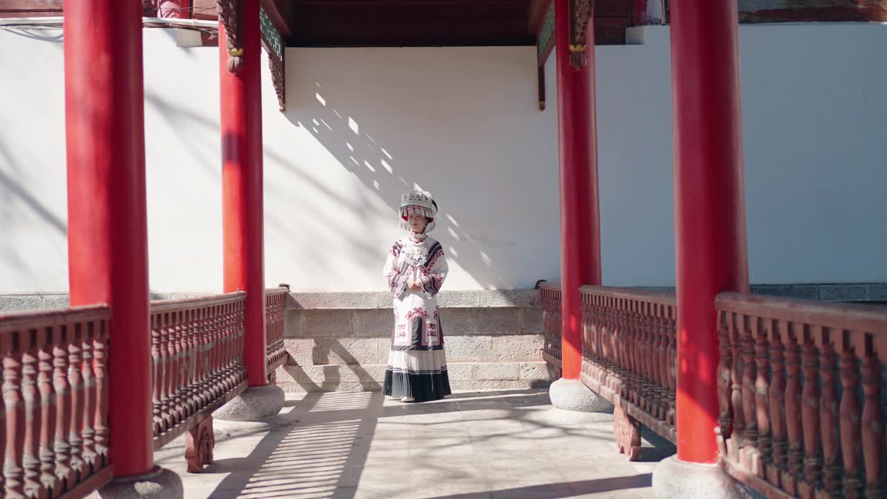 穿着中国少数民族服装的妇女，云南，中国。