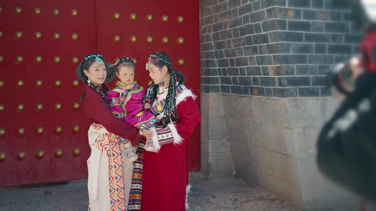 女孩们穿着藏族服装，中国。