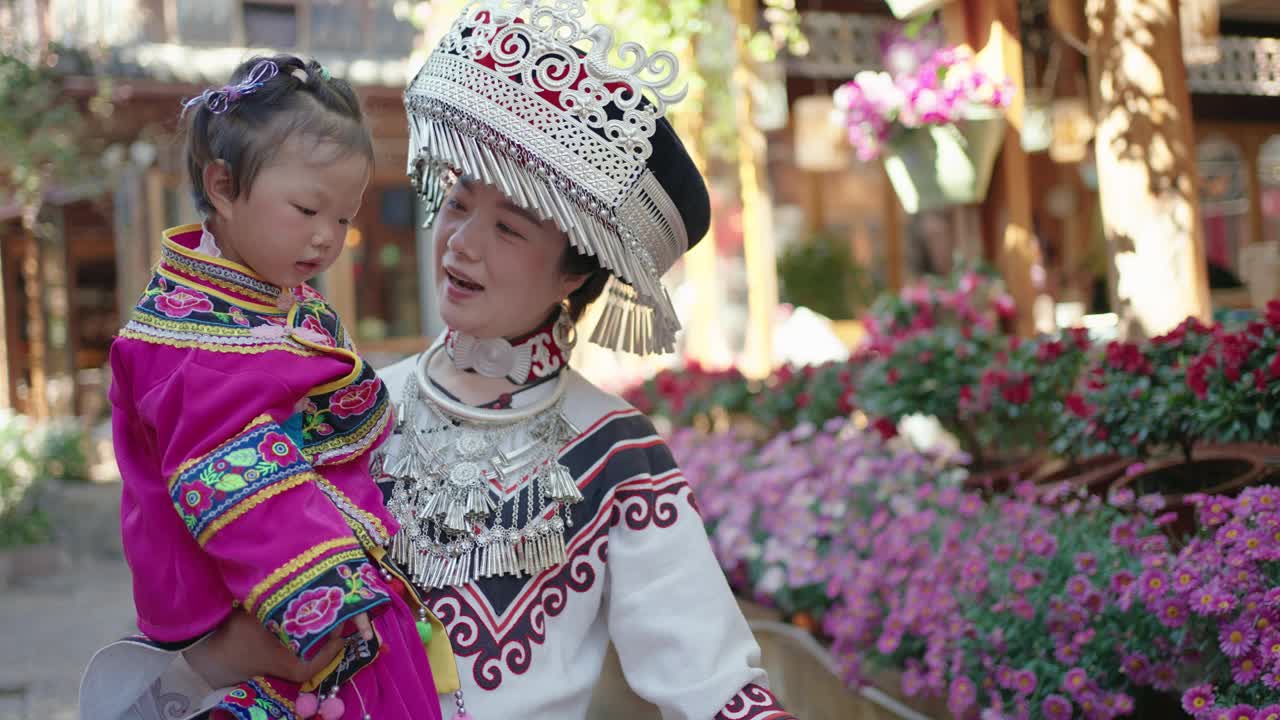 中国云南，母女俩穿着中国少数民族服装。
