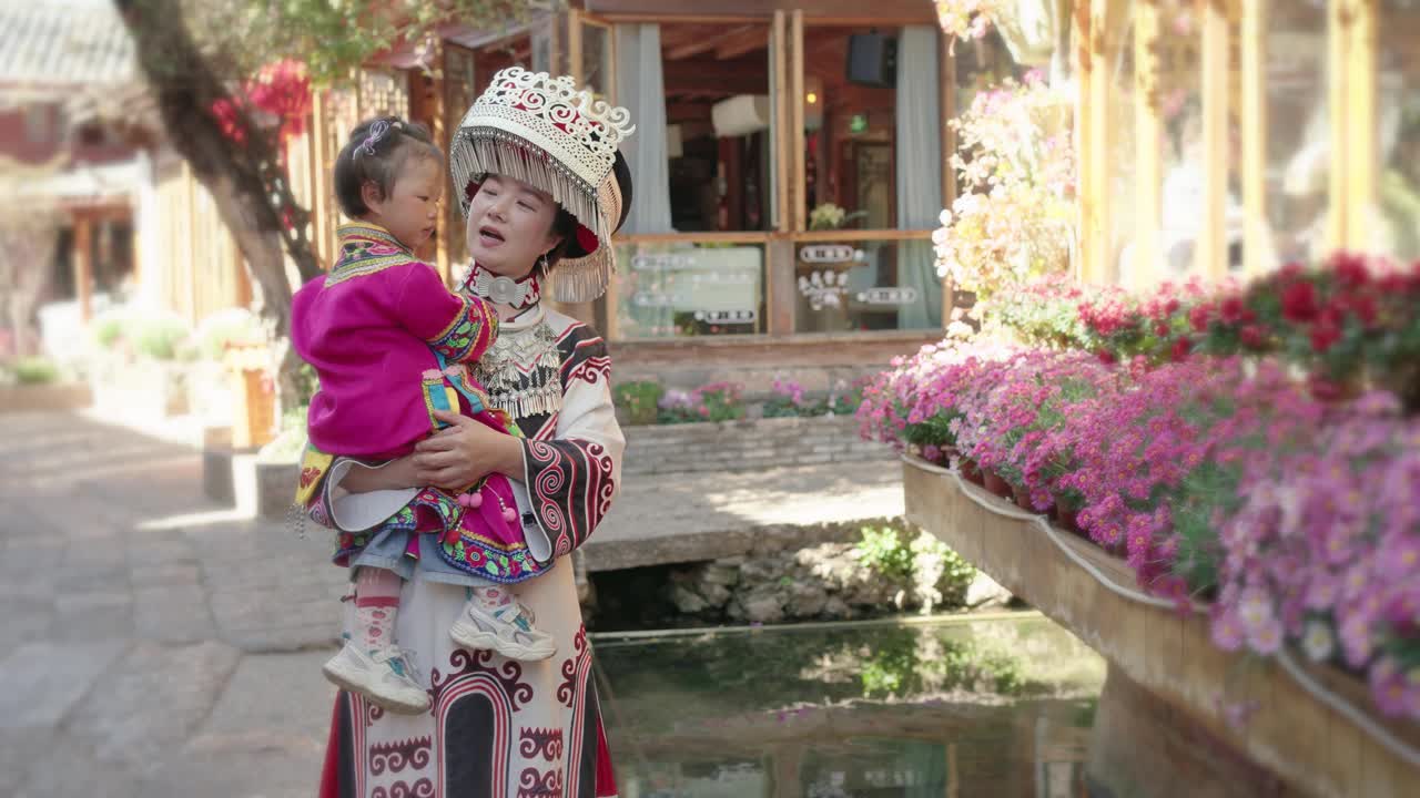 中国云南，母女俩穿着中国少数民族服装。