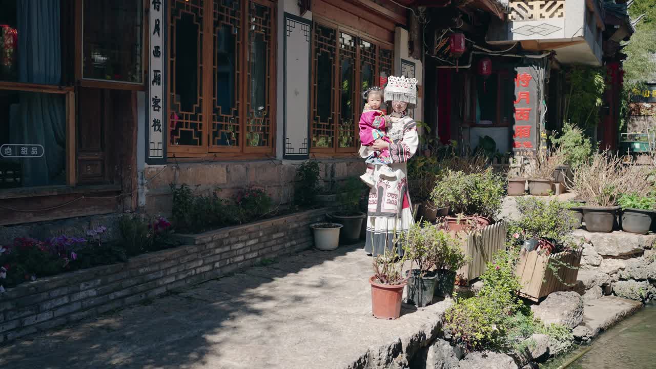 中国云南，母女俩穿着中国少数民族服装。