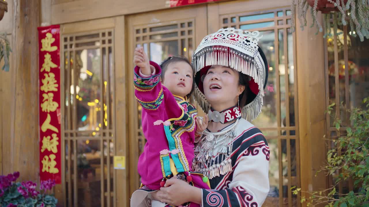 中国云南，母女俩穿着中国少数民族服装。