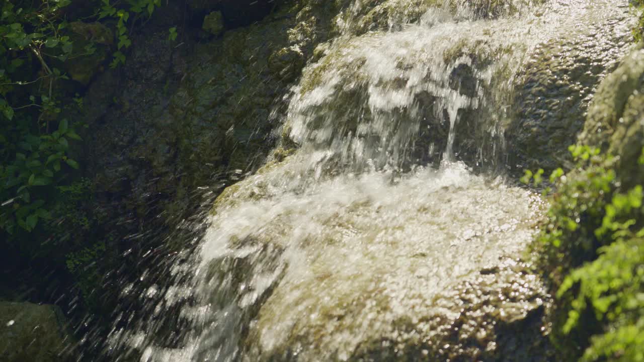 泉水像瀑布一样流动。