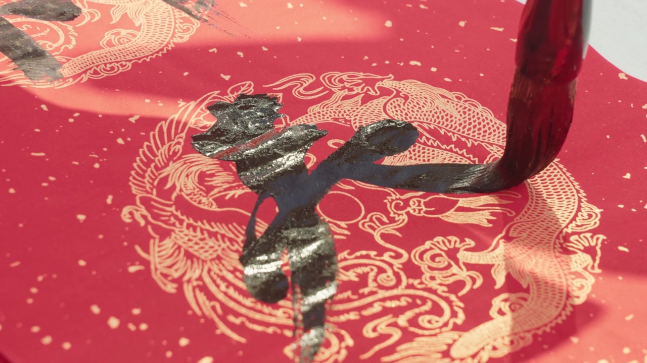 詳情圖-人們在寫中國春聯(lián)