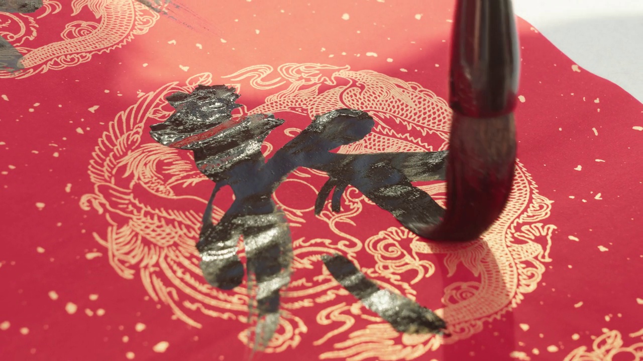 詳情圖-人們在寫中國春聯(lián)