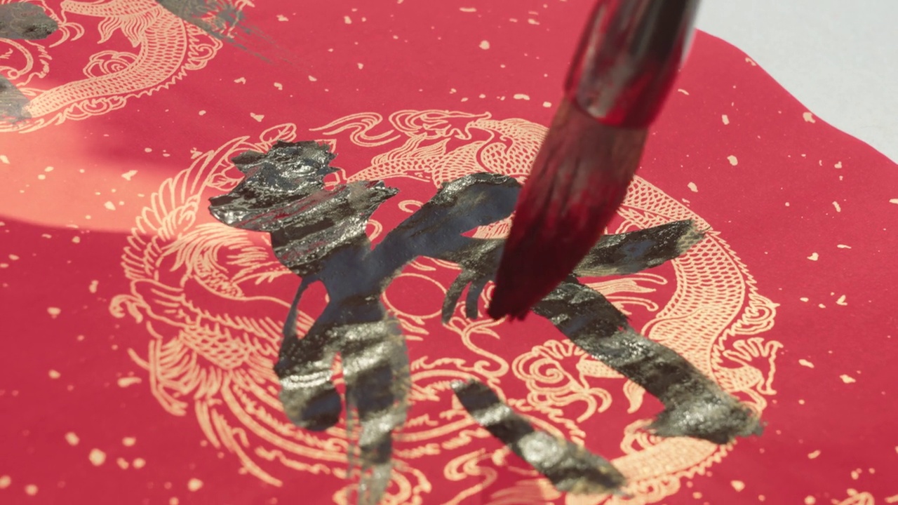 詳情圖-人們在寫中國春聯(lián)