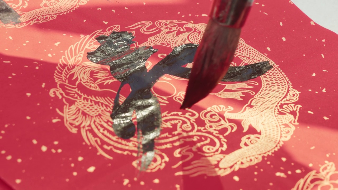 詳情圖-人們在寫中國春聯(lián)