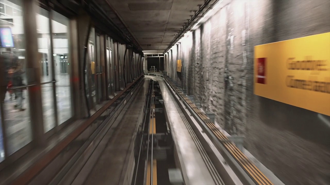機(jī)場(chǎng)大門間穿梭列車