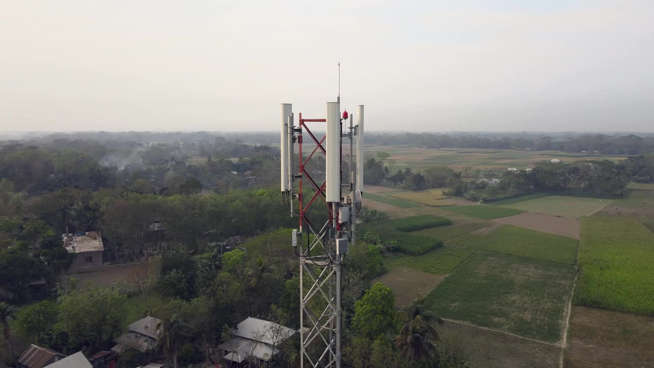 电信塔的b -滚圈镜头。移动基站天线用于电信移动电话5G技术移动电话网络移动基站特写