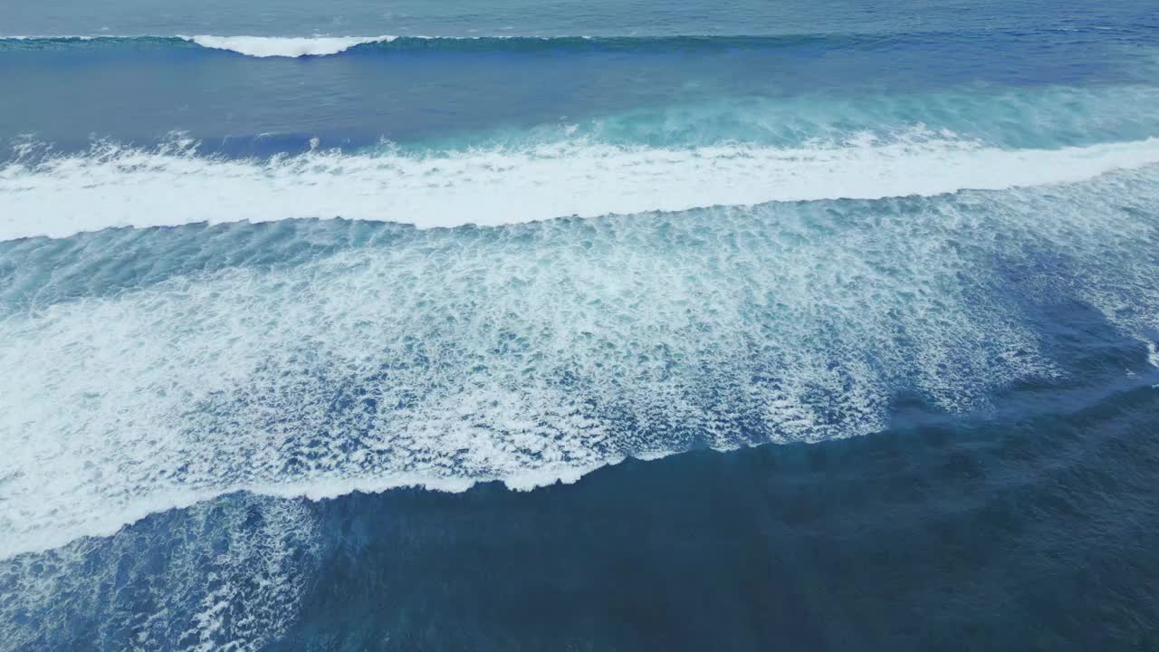 五彩繽紛的旅行在戲劇性的海洋與巨浪。環(huán)繞熱帶藍(lán)海全景。美麗和雄偉的綠松石大西洋。無人機(jī)飛行射擊空液體。清晰寧靜的背景
